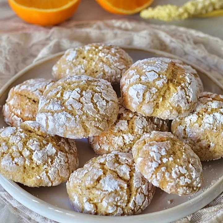 Biscotti all'arancia all'olio di oliva su un piatto