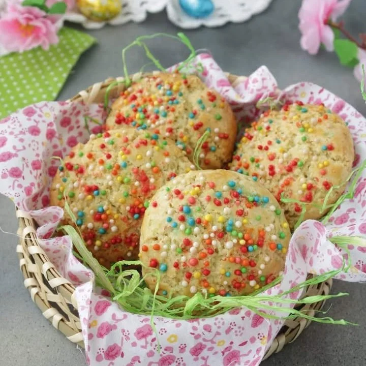 Biscotti di Pasqua freschi e decorati su un piatto