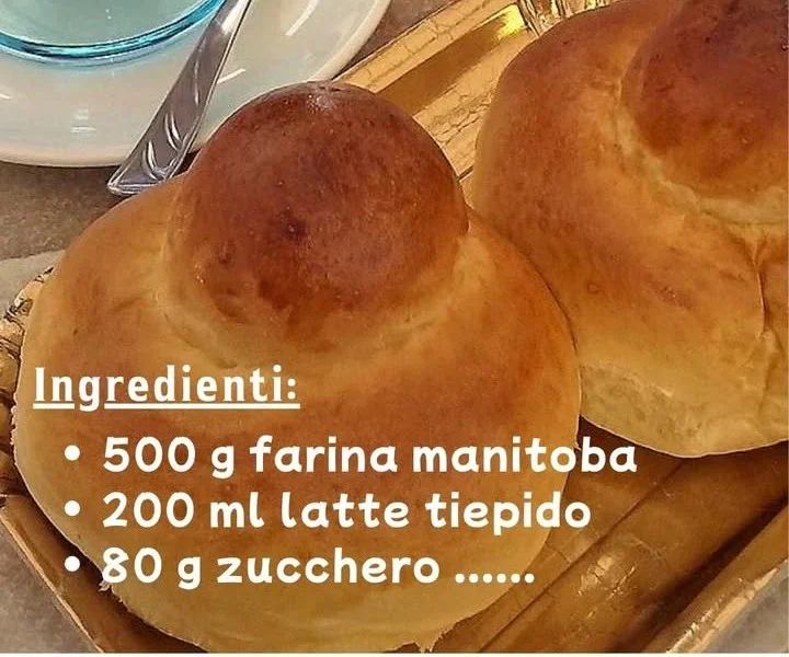 Brioche col Tuppo Siciliane fresca e soffice su un tavolo.