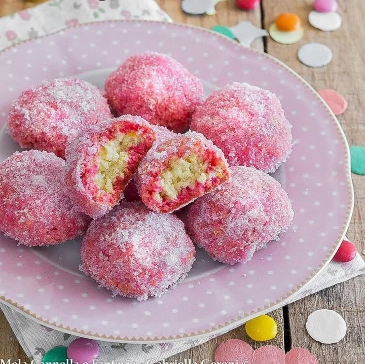 Castagnole rosa all'Alchermes, dolci tipici italiani di Carnevale