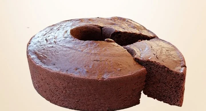 Ciambellone al cioccolato soffice, un dolce da forno classico