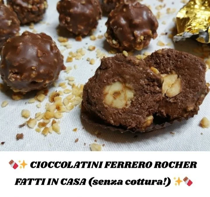 Cioccolatini Ferrero Rocher fatti in casa su un piatto decorativo