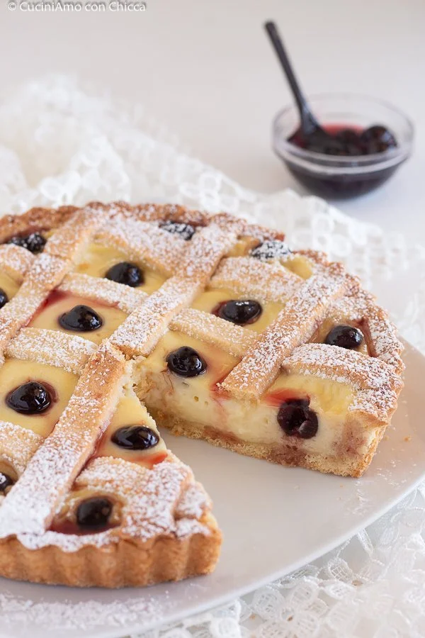 Crostata Amalfitana con crema e frutta, delizioso dolce italiano