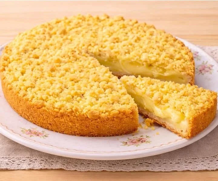 Crostata di crema al limone decorata con fette di limone fresco