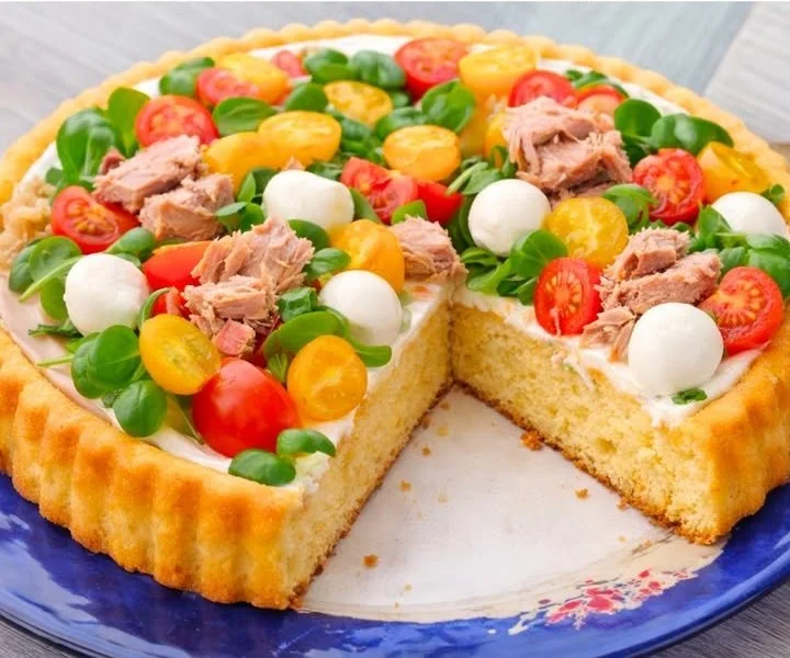 Crostata salata ripiena di verdure e formaggio, un'ottima ricetta italiana