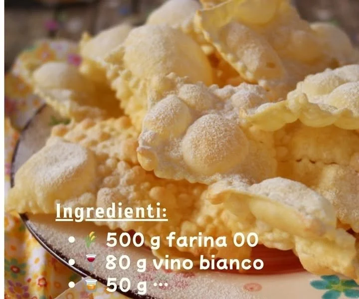 Crostoli di Carnevale, dolci sottili e croccanti tipici della tradizione italiana.