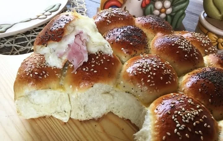 Danubio salato preparato e servito su un piatto, ricetta appetitosa e versatile.
