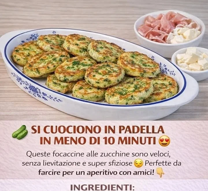 Focaccine di zucchine appena cotte in padella con condimenti colorati