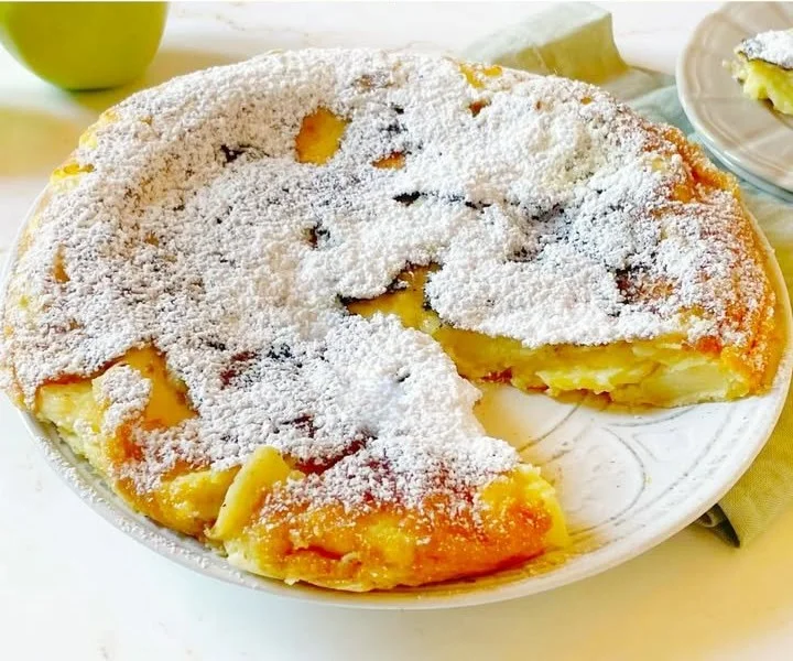 Frittata di Mele appena sfornata con mele fresche e cannella