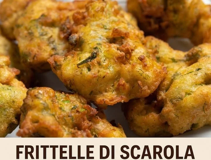 Frittelle di Scarola alla Napoletana appena fritte con ripieno di scarola fresca.