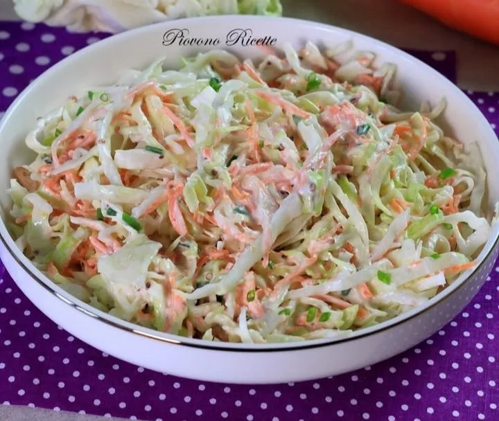 Insalata coleslaw fresca e colorata con cavolo e carote.