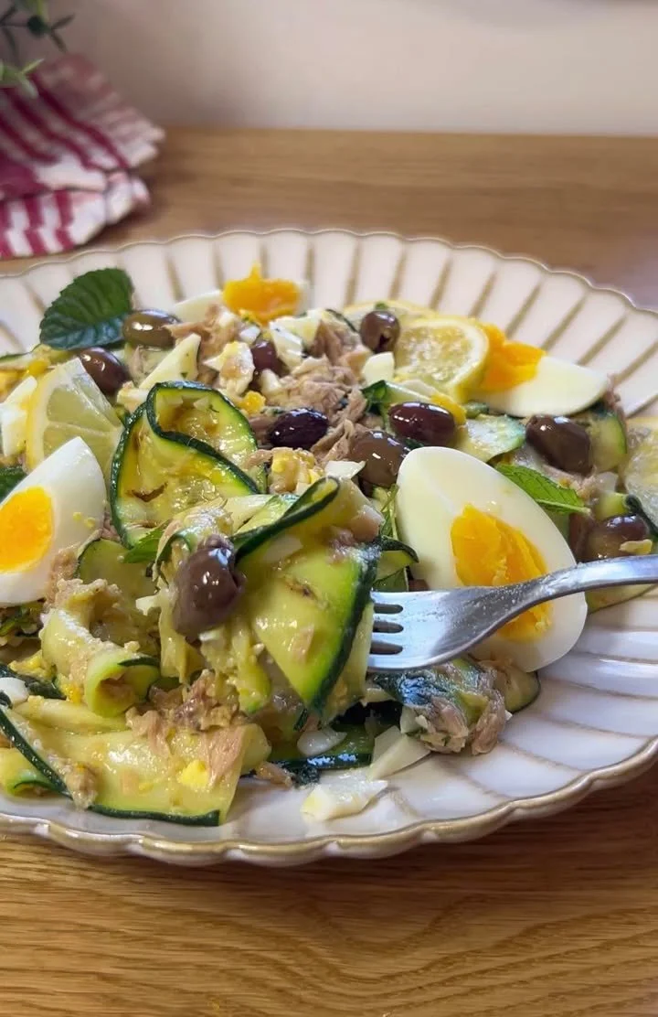 Insalata di zucchine grigliate con pomodori e basilico fresco.