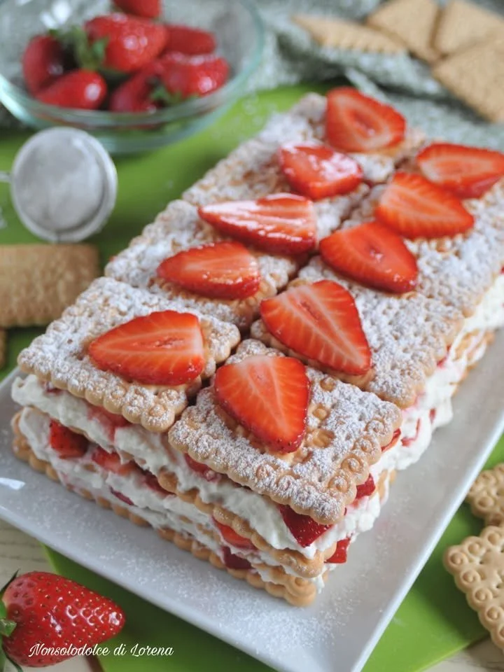 Mattonella fragole e biscotti, un dolce fresco e goloso