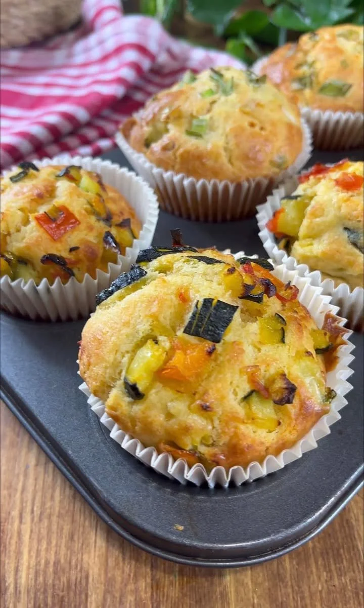 Muffin salati freschi e deliziosi, ideali per snack o antipasti.