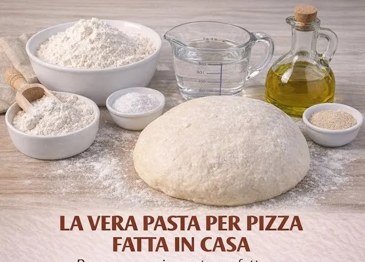 Pizza casalinga appena sfornata con ingredienti freschi e gustosi.