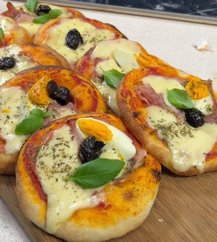 Pizzette al latte fresche del panificio, morbide e gustose.