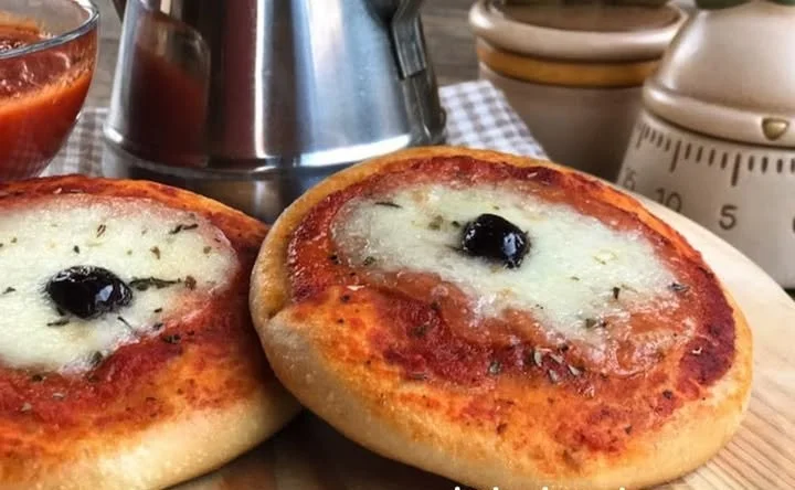 Pizzette super soffici su un piatto colorato