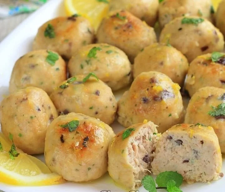 Polpette di tonno e ricotta al limone servite su un piatto