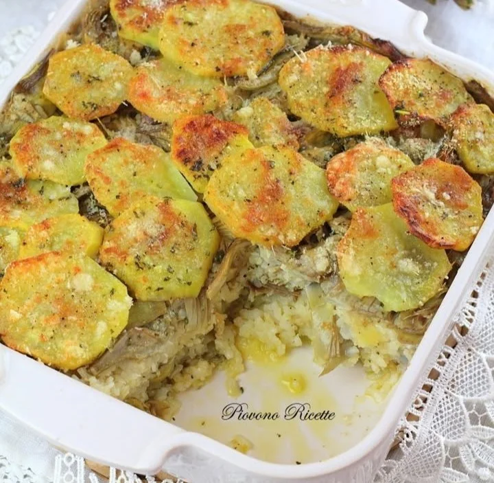 Piatto di Riso Patate e Carciofi servito in un contesto rustico.