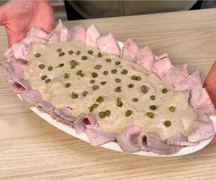 Piatto con Salsa Tonnata irresistibile su carne e verdure.