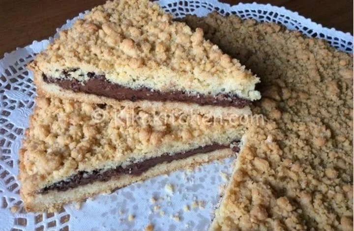 Sbriciolata alla Nutella su un piatto, pronta per essere gustata.