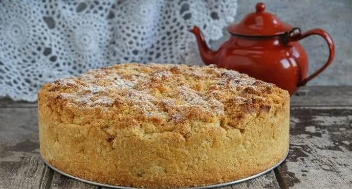 Sbriciolata Ricotta e Amaretti con decorazioni dolci