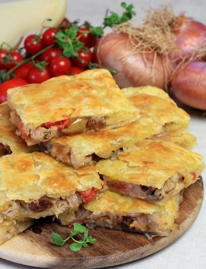 Sfogliata con tonno e cipolle