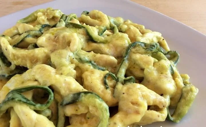 Straccetti di pollo con zucchine e salsa al latte, ricetta italiana