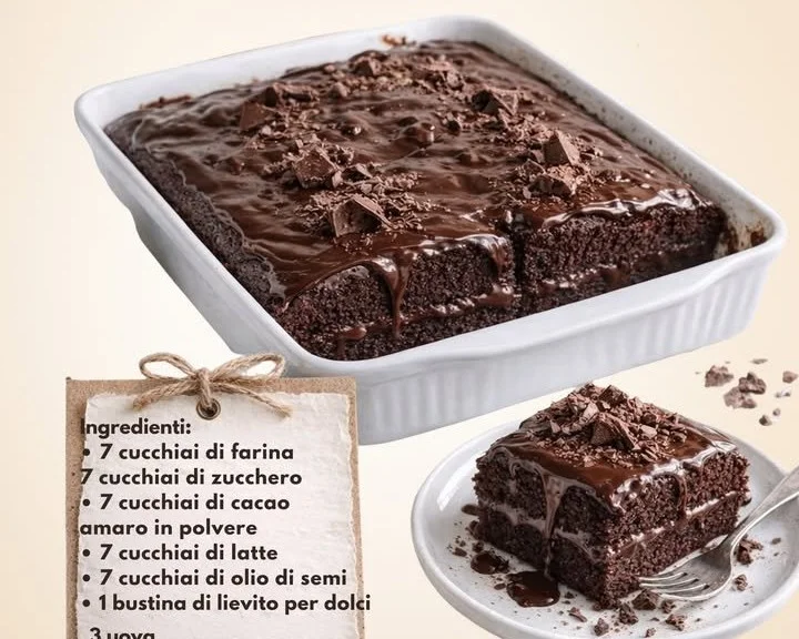 Fetta di Torta al Cioccolato Sette Cucchiai su un piatto elegante