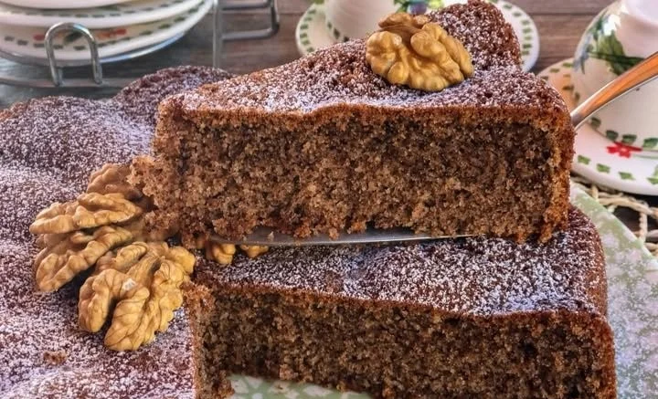 Torta alle Noci con noci fresche e glasse, un dolce tradizionale italiano