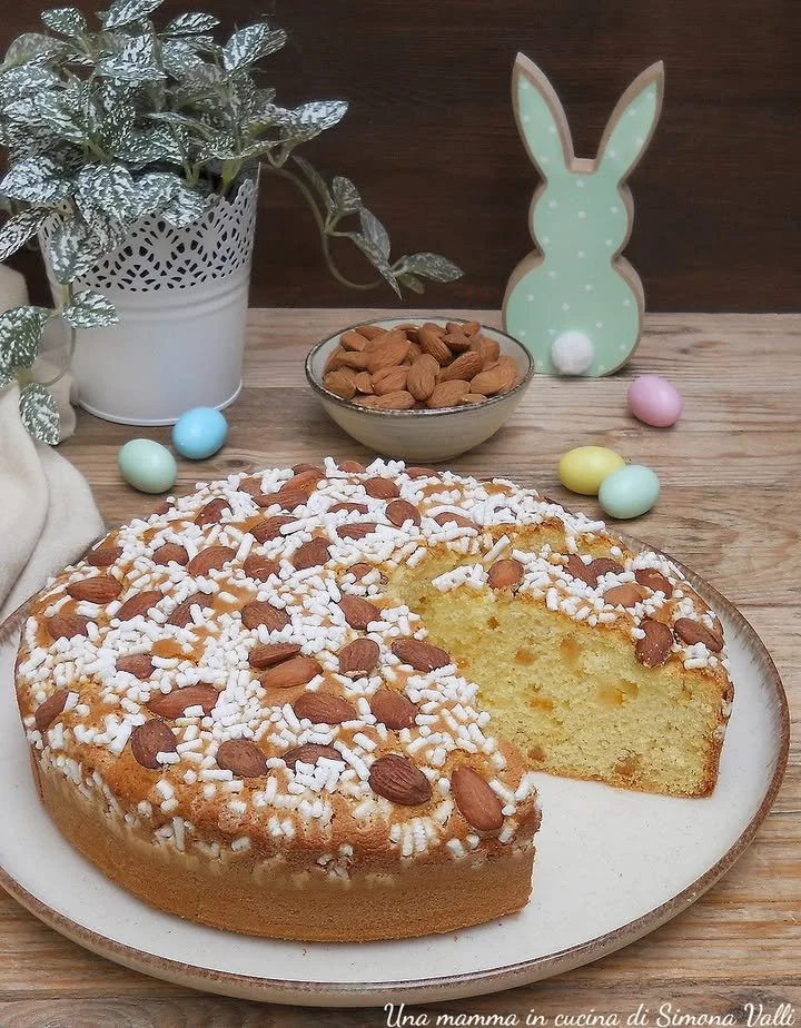 Torta Colomba con Mandorle e Canditi, dolce tradizionale italiano