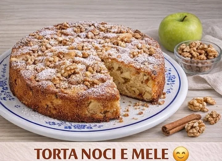 Torta di mele e noci appena sfornata su un piatto bianco