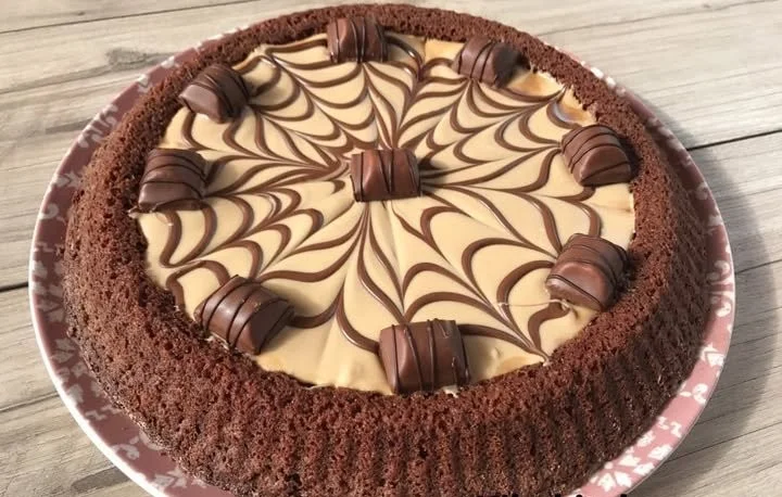 Torta Kinder Bueno con crema Nutkao decorata con cioccolato e nocciole