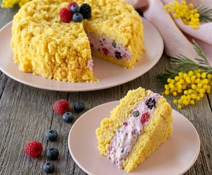 Fetta di Torta Mimosa ai Frutti di Bosco decorata con frutta fresca
