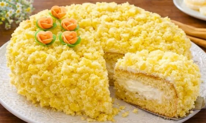 Fetta di Torta Mimosa all'Ananas con decorazioni floreali