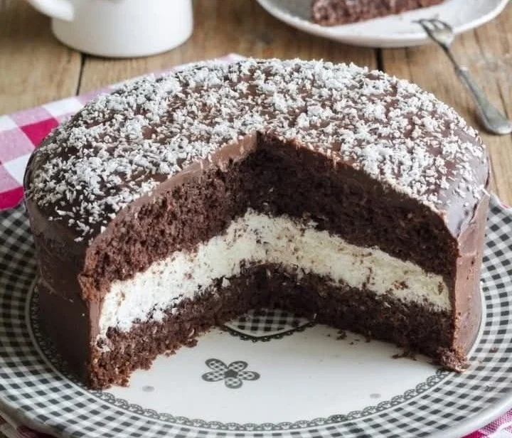 Torta Pinguino al cioccolato con ripieno cremoso