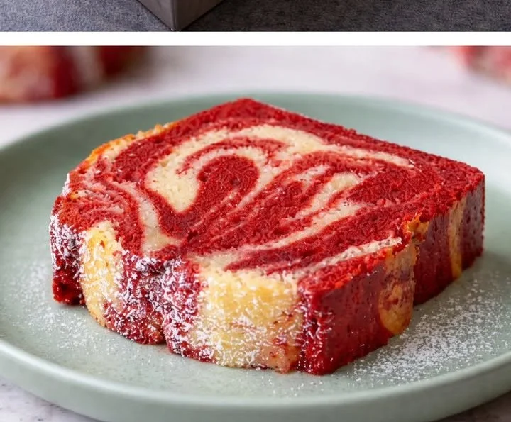 Torta Red Velvet decorata con crema al formaggio e briciole rosse