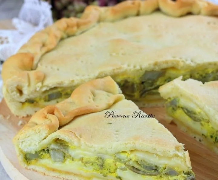 Torta salata ripiena di verdure e formaggio fresca e gustosa