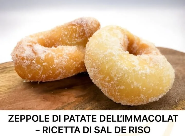 Zeppole di patate dell'Immacolata servite su un piatto bianco
