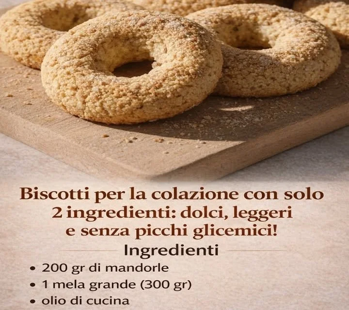 Biscotti alle mandorle e mela su un piatto bianco