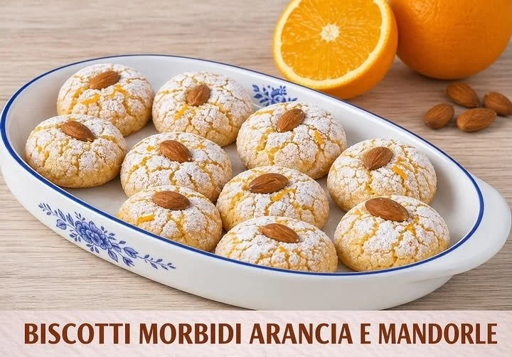 Biscotti morbidi all'arancia e mandorle su un piatto decorativo.
