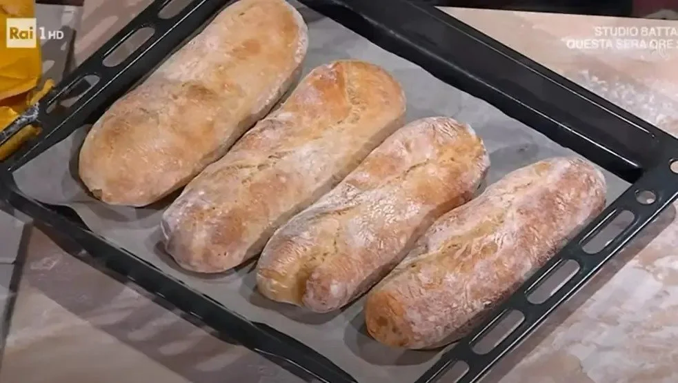 Ciabatta fresca e croccante appena sfornata.