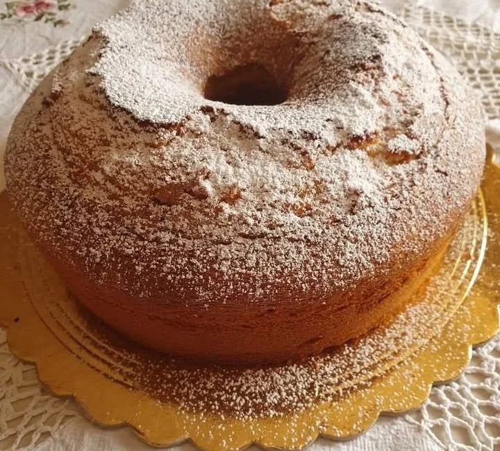 Ciambella al limone soffice e profumata, perfetta per dolci occasioni.