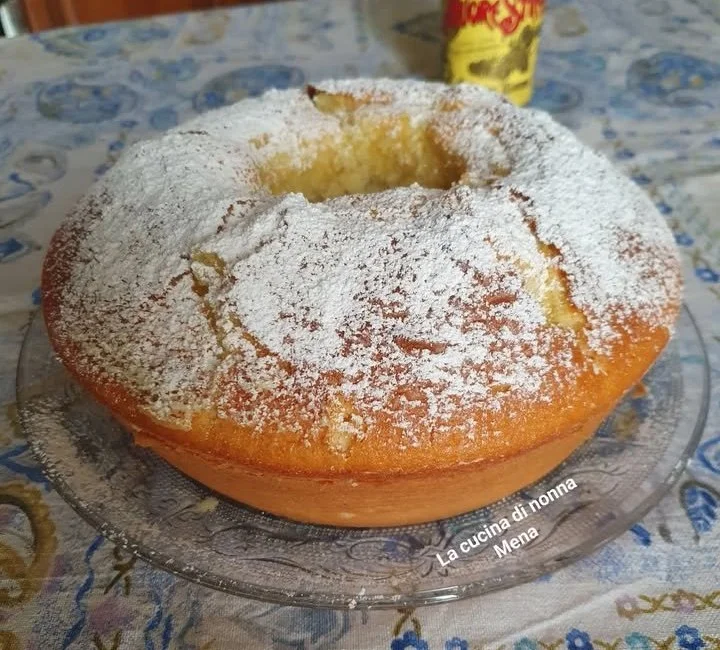 Ciambella morbidissima aromatizzata con liquore Strega in un piatto elegante