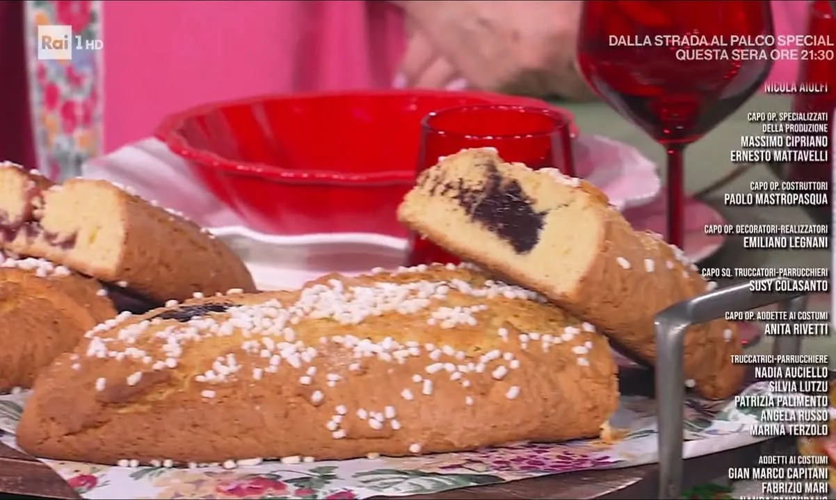 Ciambella Romagnola appena sfornata con zucchero a velo