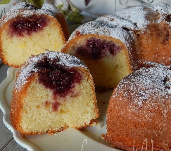 Ciambella yogurt sofficissima con marmellata, dolce soffice e gustoso.