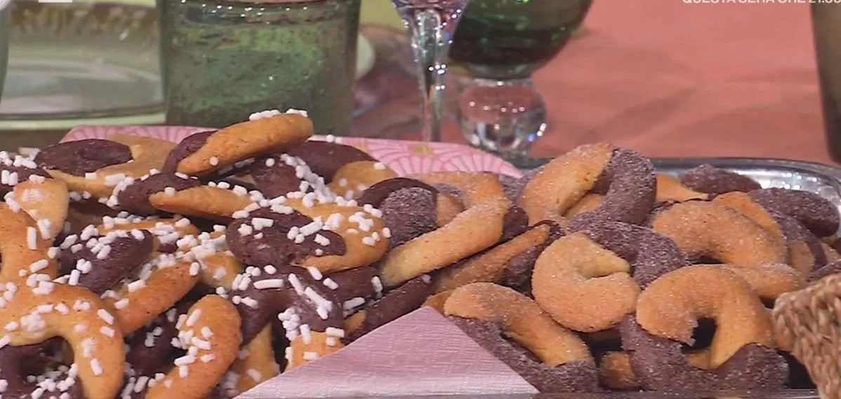 Ciambelline vaniglia e cacao appena sfornate su un piatto