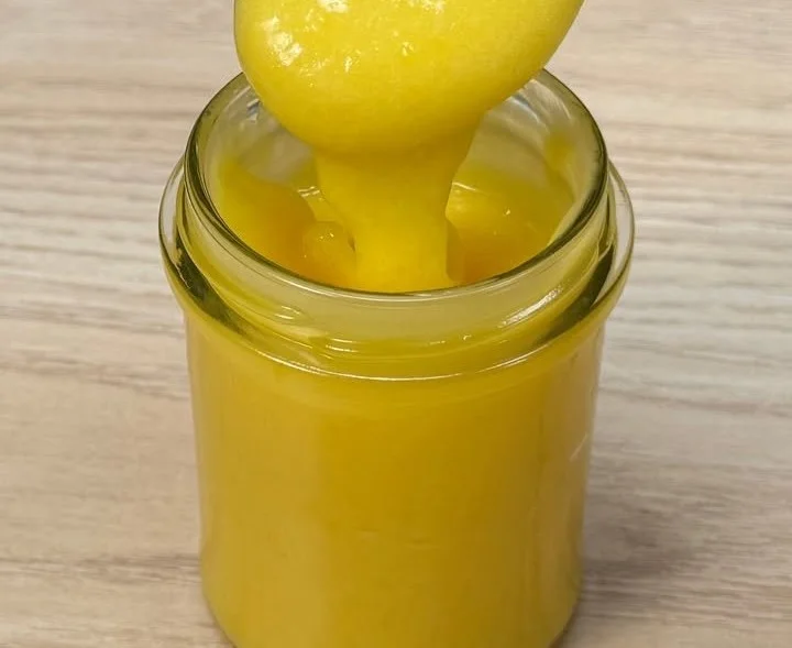 Piatto di Crema al Limone decorato con fette di limone fresco