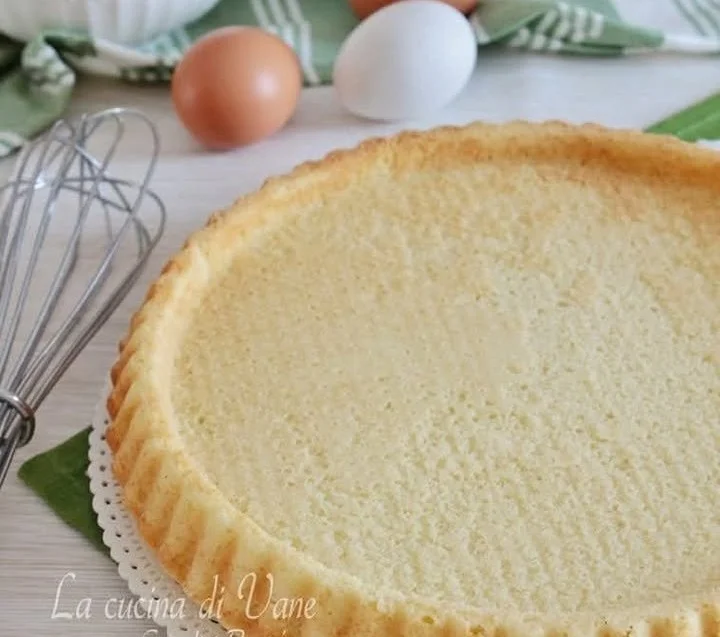 Crostata Morbida alla Crema e Frutta con frutta fresca e crema dolce