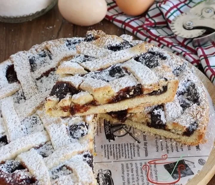 Fetta di crostata semplice e buonissima con marmellata sul piatto